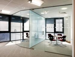 Остекленные перегородки помогут рационально организовать пространство в офисе